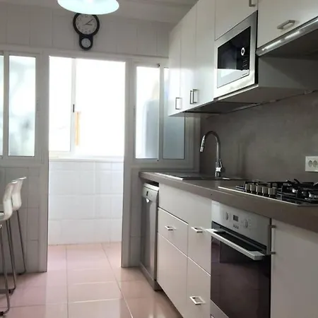 Spacious Centrally Located Apartament Lägenhet