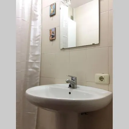 Spacious Centrally Located Apartament Lägenhet